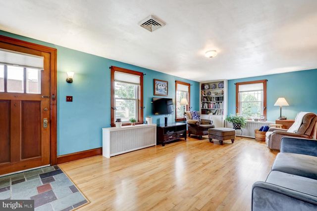 15 N CUSTER AVE, New Holland, PA 17557