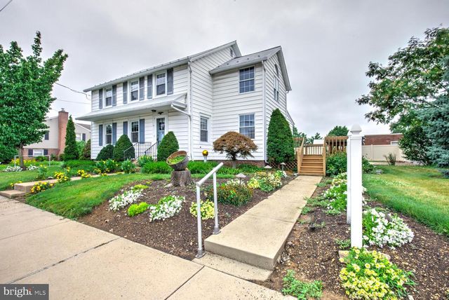 15 N CUSTER AVE, New Holland, PA 17557