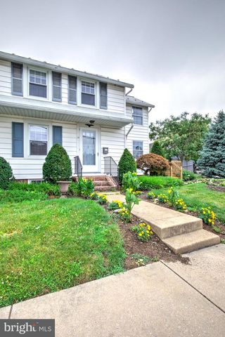 15 N CUSTER AVE, New Holland, PA 17557