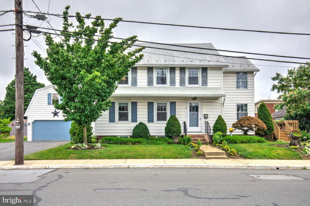 15 N CUSTER AVE, New Holland, PA 17557