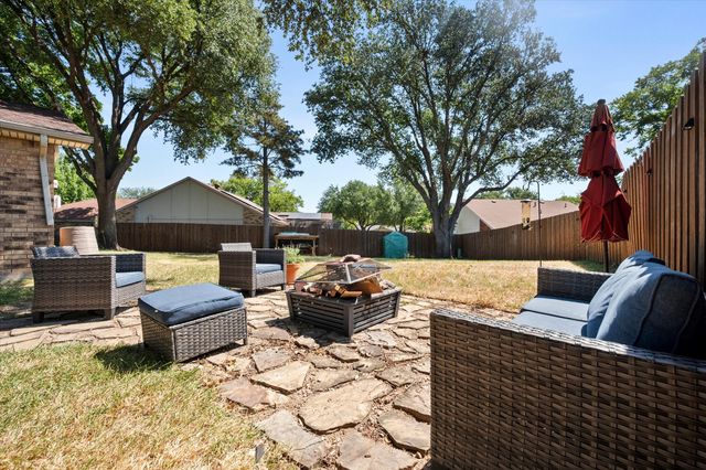 329 E Crossland Boulevard, Grand Prairie, TX 75052