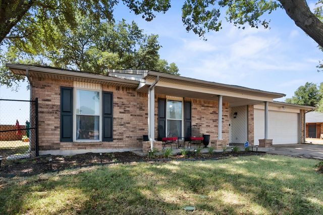 329 E Crossland Boulevard, Grand Prairie, TX 75052