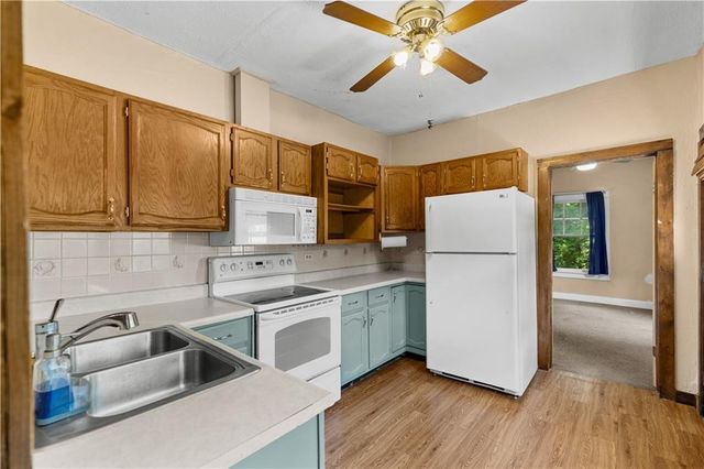 9319 E 17th Street S, Independence, MO 64052