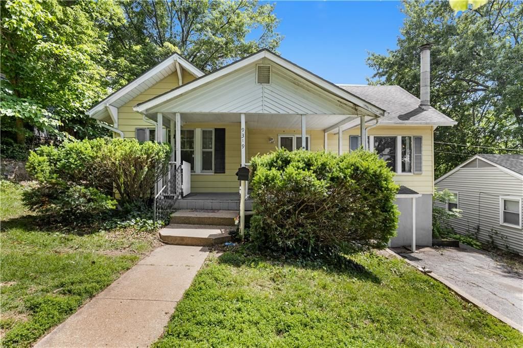 9319 E 17th Street S, Independence, MO 64052