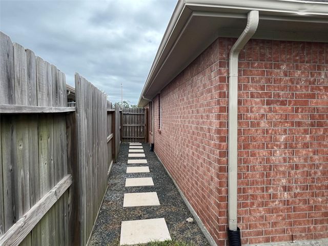 312 Green Isle Avenue, Dickinson, TX 77539