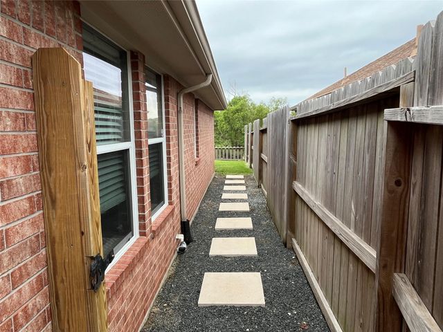 312 Green Isle Avenue, Dickinson, TX 77539