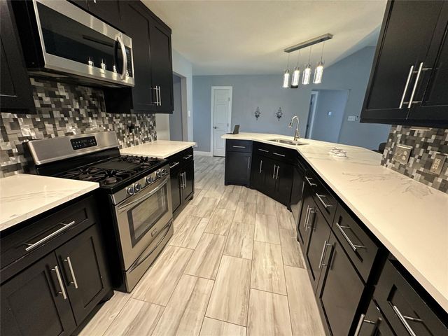 312 Green Isle Avenue, Dickinson, TX 77539