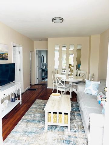 191 coggeshall Avenue 4, Newport, RI 02840