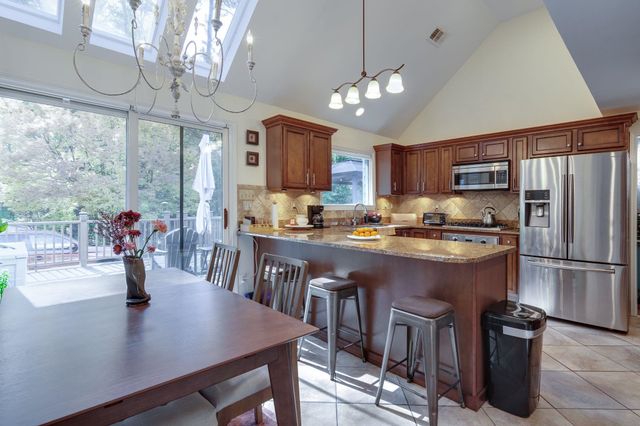 7701 OLD VILLAGE CV, Germantown, TN 38138