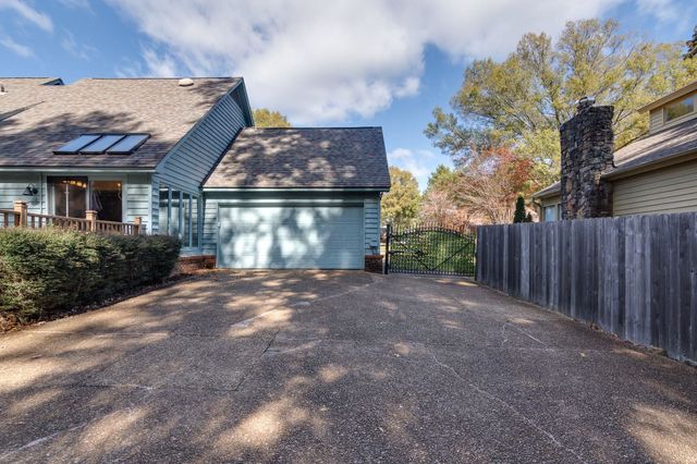 7701 OLD VILLAGE CV, Germantown, TN 38138