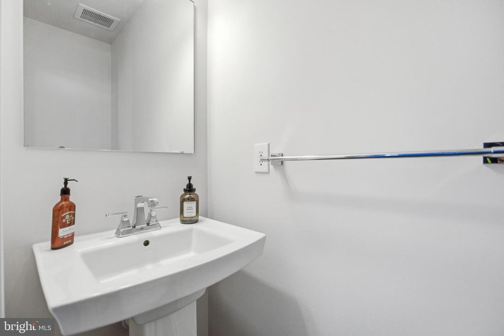 Image 18 of property listing at 18 HAMILTON CT, Pennsauken, NJ 08110