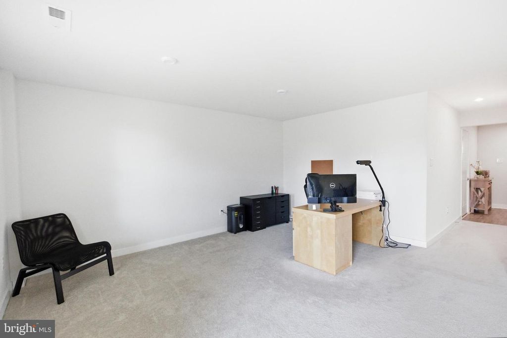 Image 5 of property listing at 18 HAMILTON CT, Pennsauken, NJ 08110