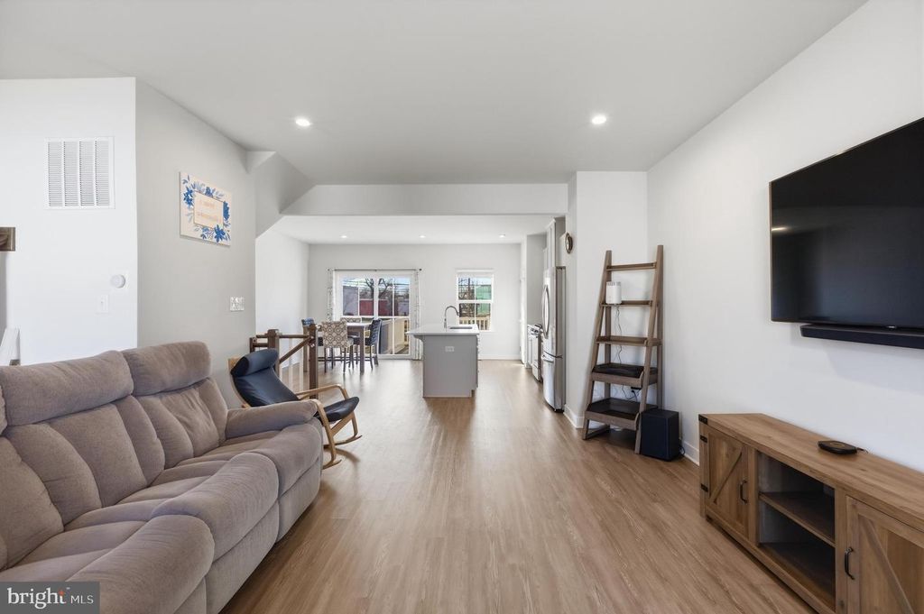 Image 8 of property listing at 18 HAMILTON CT, Pennsauken, NJ 08110