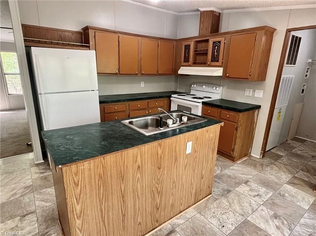 1458 Merridon Drive, Pinnacle, NC 27043