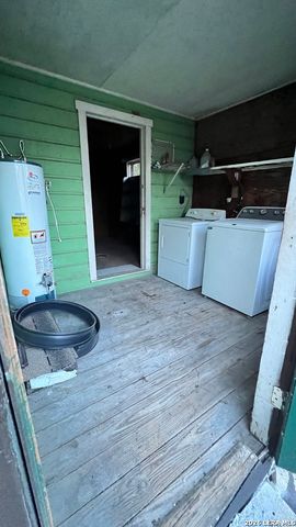 2323 E CROCKETT ST, San Antonio, TX 78202