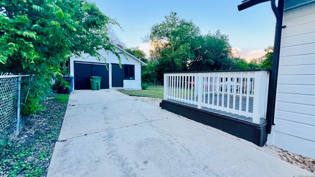 2323 E CROCKETT ST, San Antonio, TX 78202