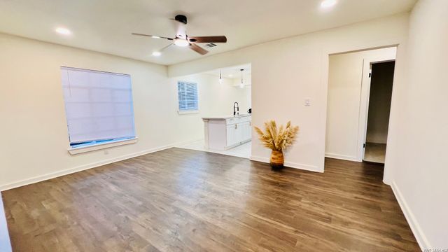 2323 E CROCKETT ST, San Antonio, TX 78202