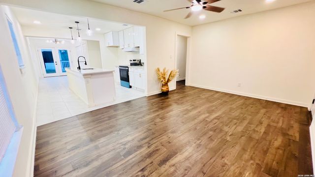 2323 E CROCKETT ST, San Antonio, TX 78202