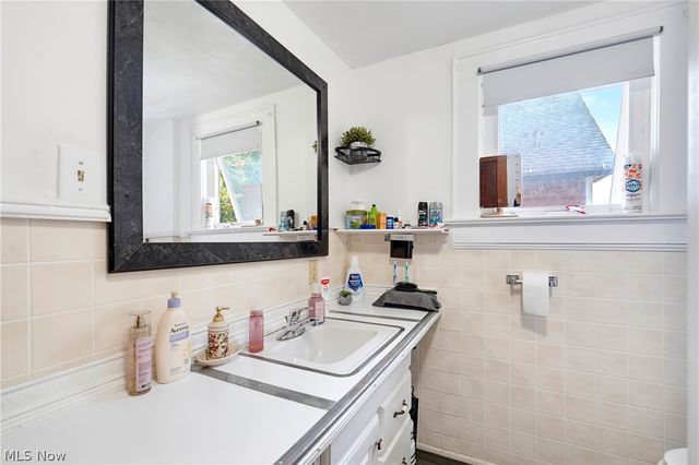 982 W Hopocan Avenue, Barberton, OH 44203