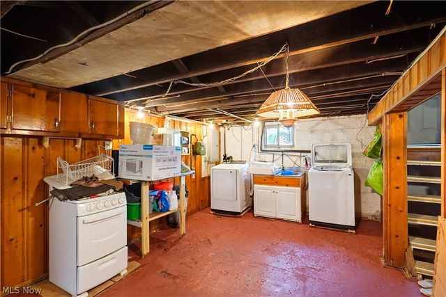 982 W Hopocan Avenue, Barberton, OH 44203