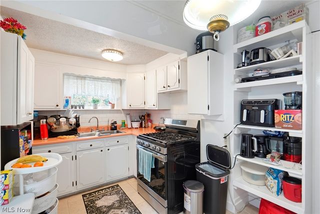 982 W Hopocan Avenue, Barberton, OH 44203