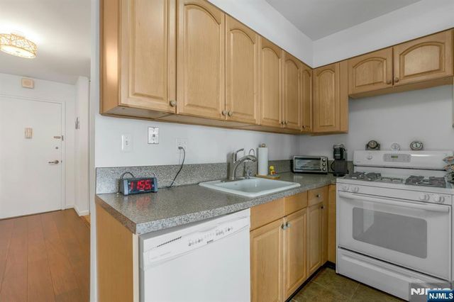2000 Linwood Avenue 22U, Fort Lee, NJ 07024