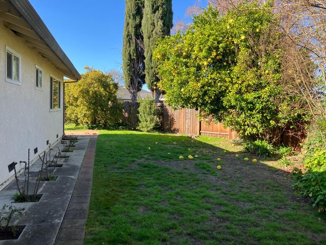 6913 Greenhaven Dr, Sacramento, CA 95831