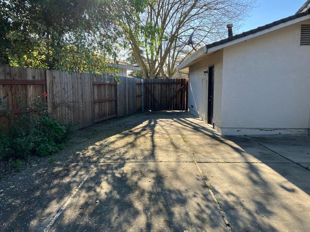 6913 Greenhaven Dr, Sacramento, CA 95831