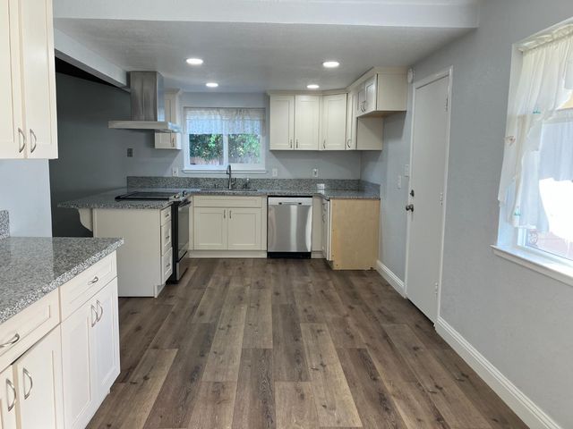 6913 Greenhaven Dr, Sacramento, CA 95831