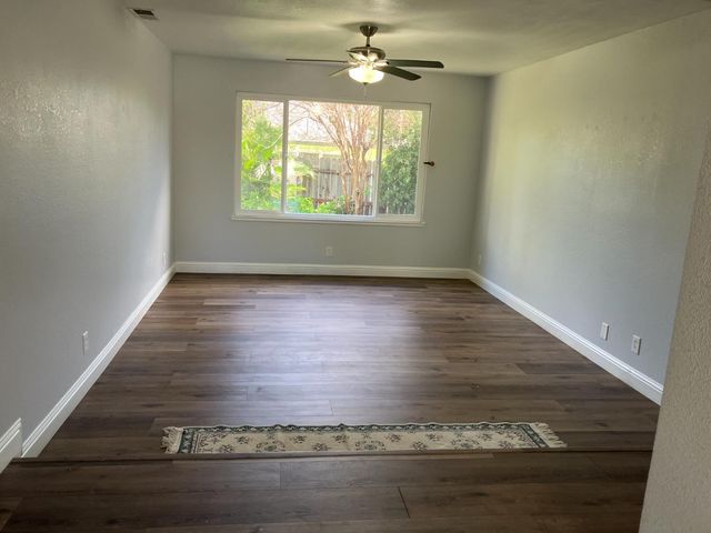 6913 Greenhaven Dr, Sacramento, CA 95831