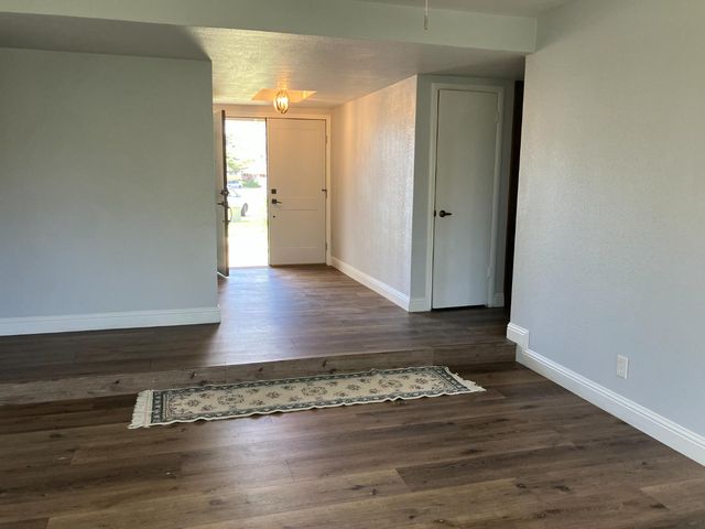 6913 Greenhaven Dr, Sacramento, CA 95831