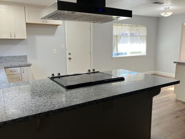 6913 Greenhaven Dr, Sacramento, CA 95831