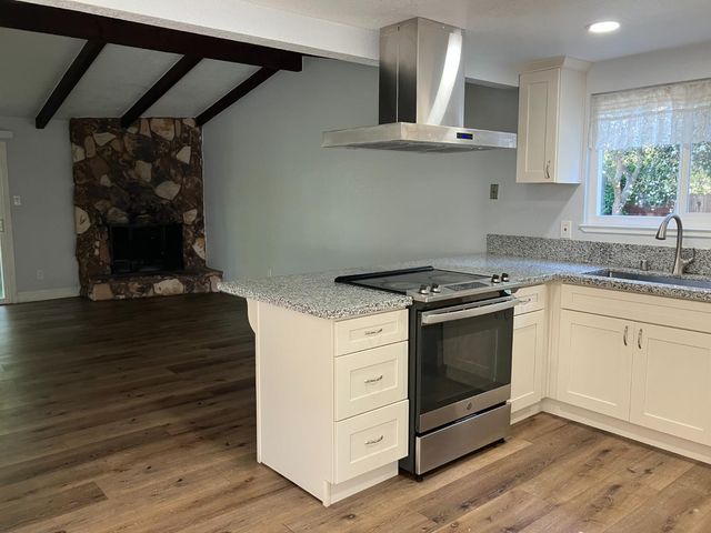 6913 Greenhaven Dr, Sacramento, CA 95831