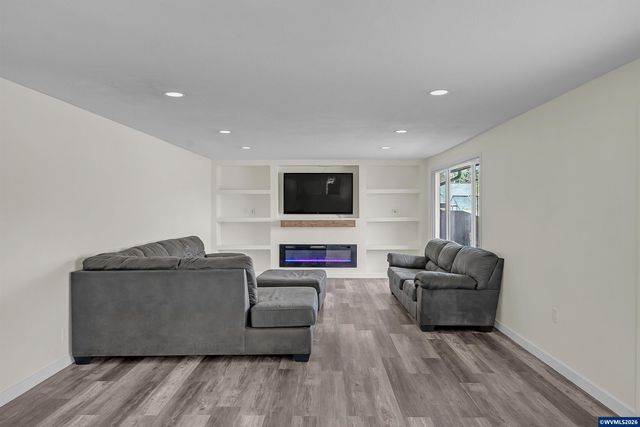 3026 Ella Ln NE, Salem, OR 97305