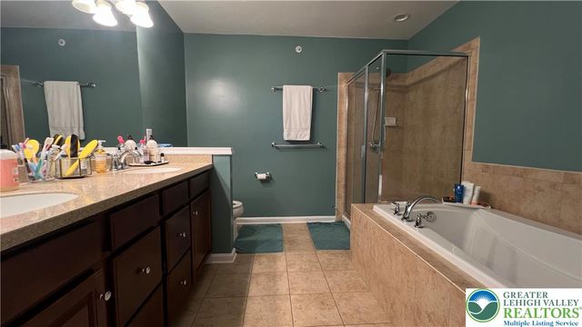 8536 Mayfair Court, Upper Macungie Twp, PA 18031