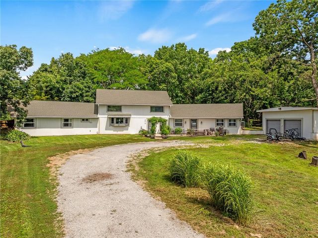 4815 Cheyenne Lane, Mclouth, KS 66054