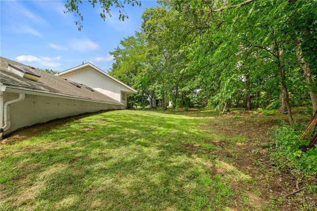 4815 Cheyenne Lane, Mclouth, KS 66054