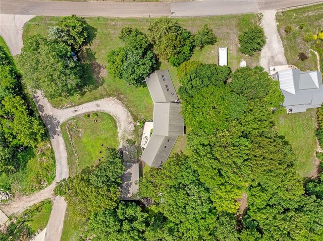 4815 Cheyenne Lane, Mclouth, KS 66054