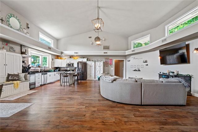 4815 Cheyenne Lane, Mclouth, KS 66054