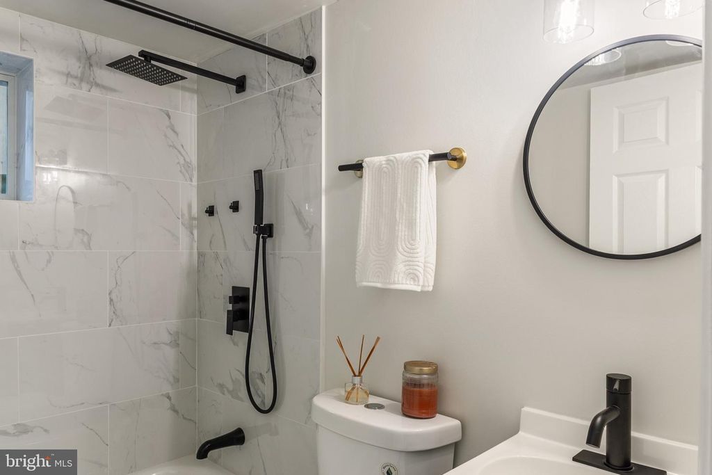 4042 6TH, Baltimore, MD 21225