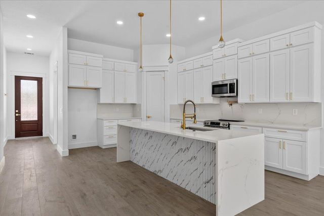 112 N Pohakea DR, Bastrop, TX 78602