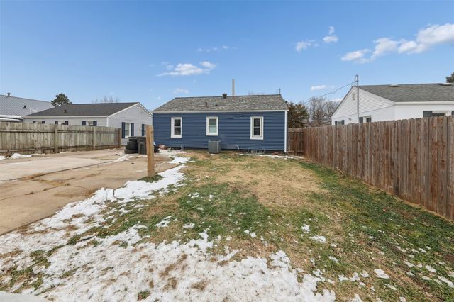 416 Pleasant View Drive, Des Moines, IA 50315