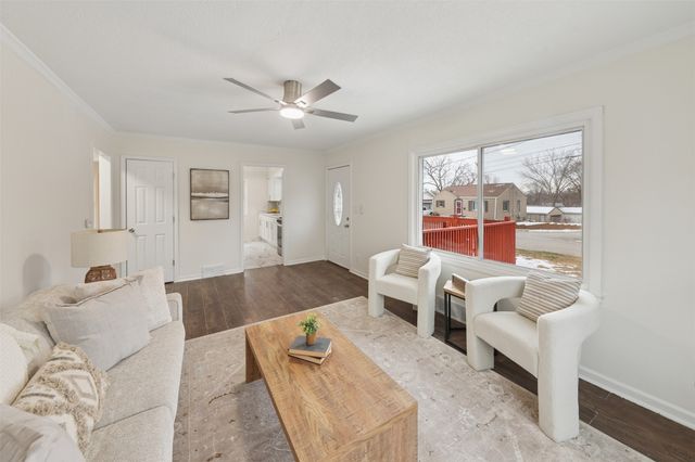 416 Pleasant View Drive, Des Moines, IA 50315