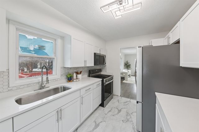 416 Pleasant View Drive, Des Moines, IA 50315