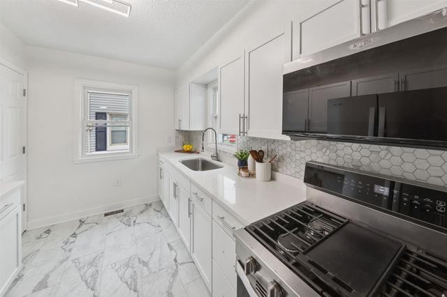 416 Pleasant View Drive, Des Moines, IA 50315