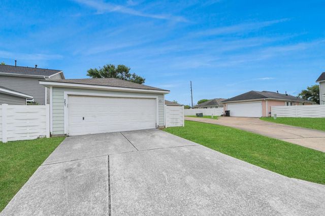 3831 E Traditions Court, Houston, TX 77082