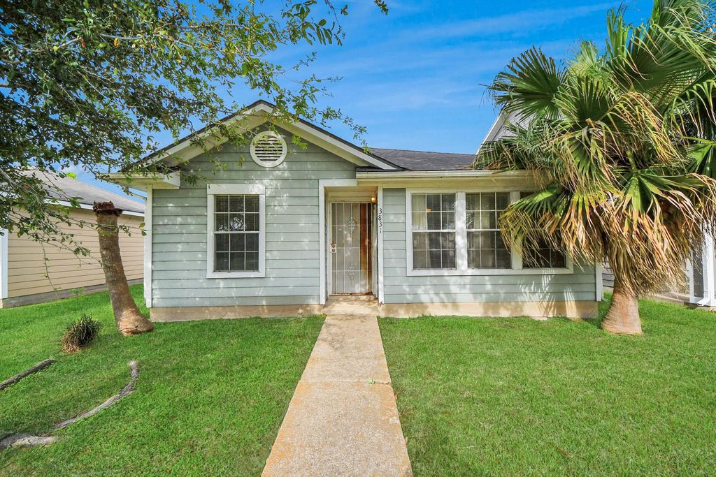 3831 E Traditions Court, Houston, TX 77082