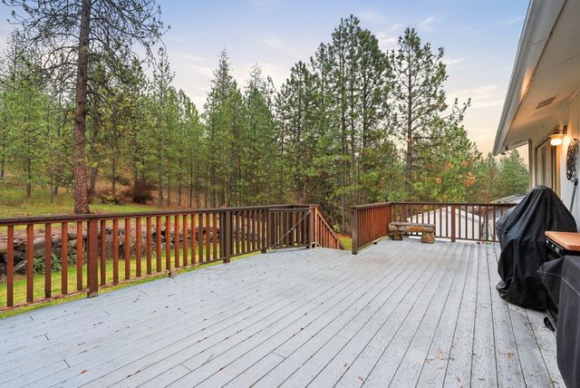 12914 W Suncrest Cir, Nine Mile Falls, WA 99026