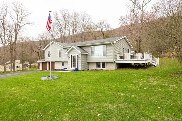 8 Willow Road, Beacon, NY 12508