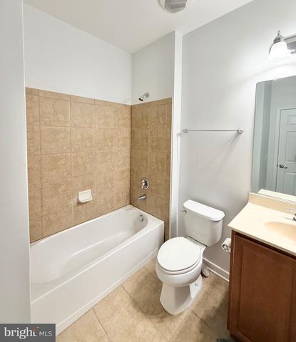 2048 BLUNT LN, Alexandria, VA 22303